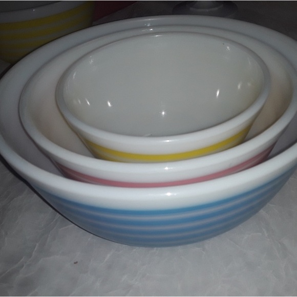 Vintage PYREX RAINBOW CANDY-STRIPED Nesting Mixing Bowls. - Picture 2 of 13
